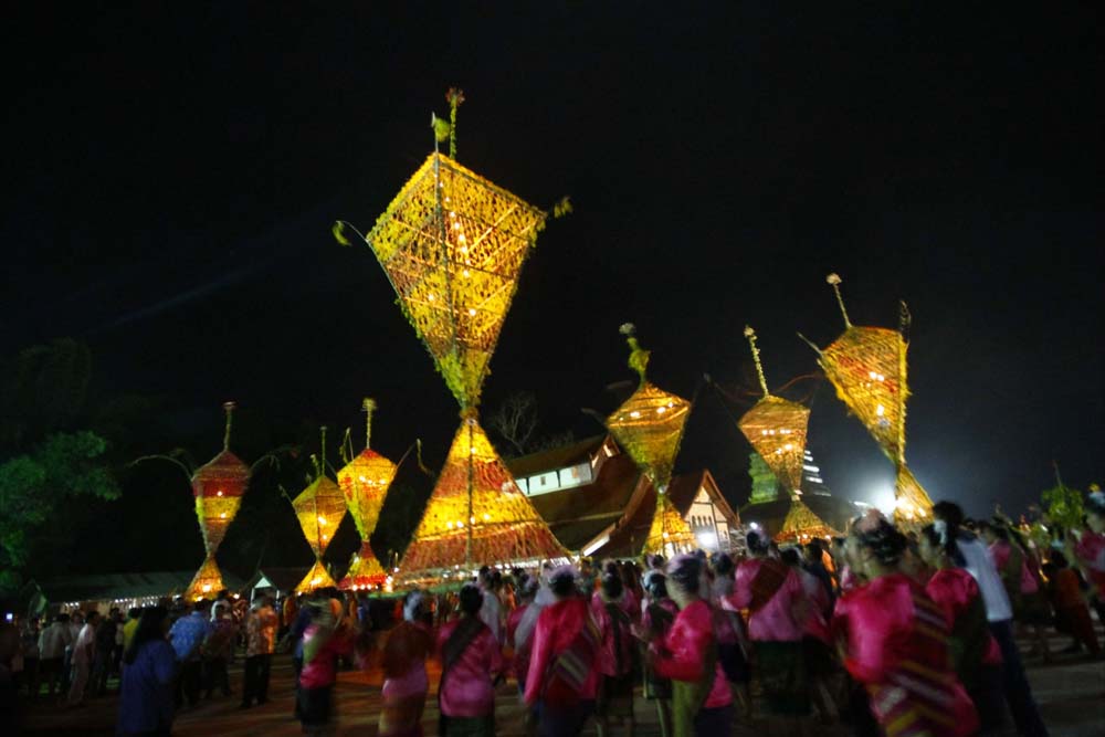 “งานประเพณีสงกรานต์ และงานแห่ต้นดอกไม้บ้านแสงภา อ.นาแห้ว”